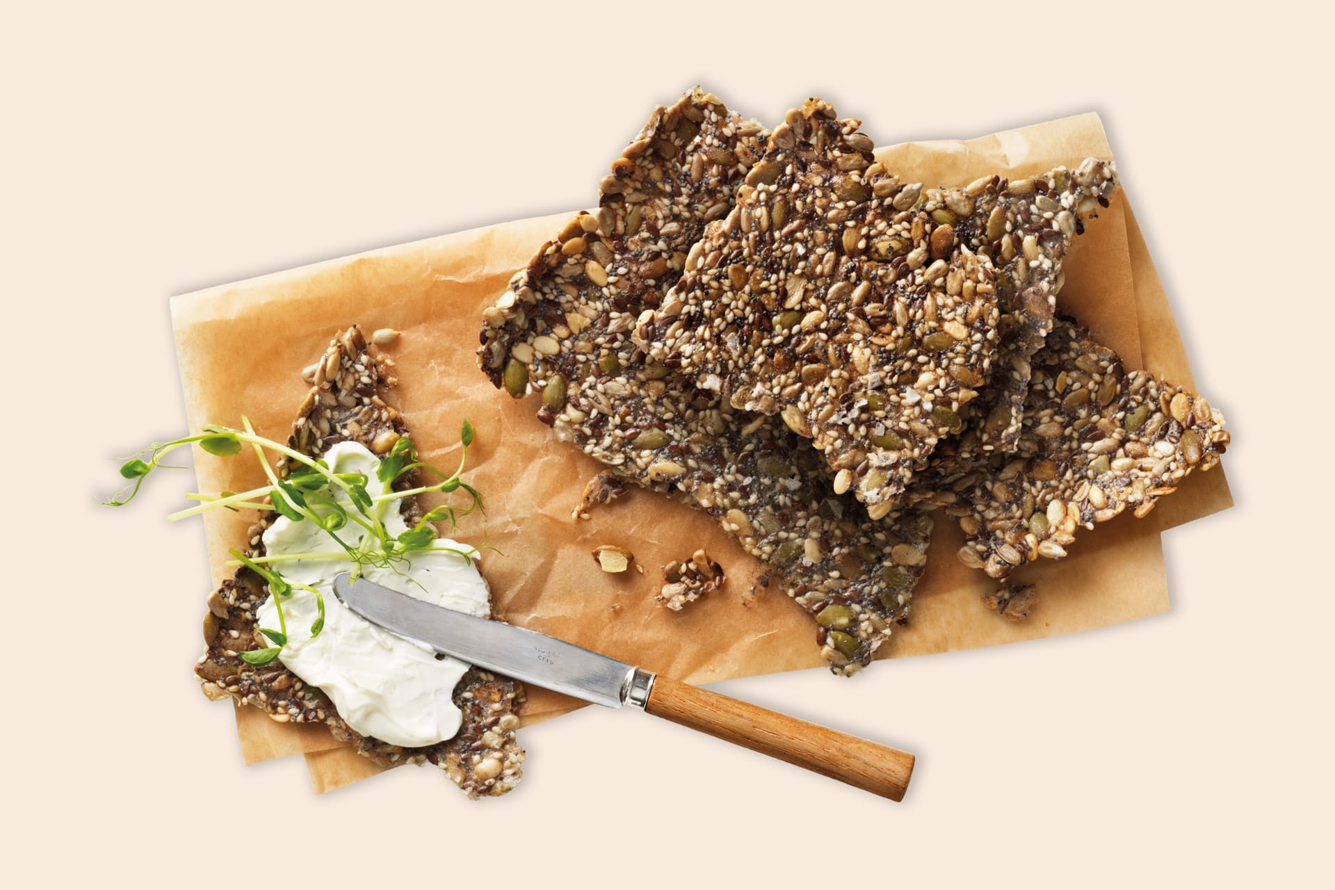 Fröknäcke upplagt på skärbräda