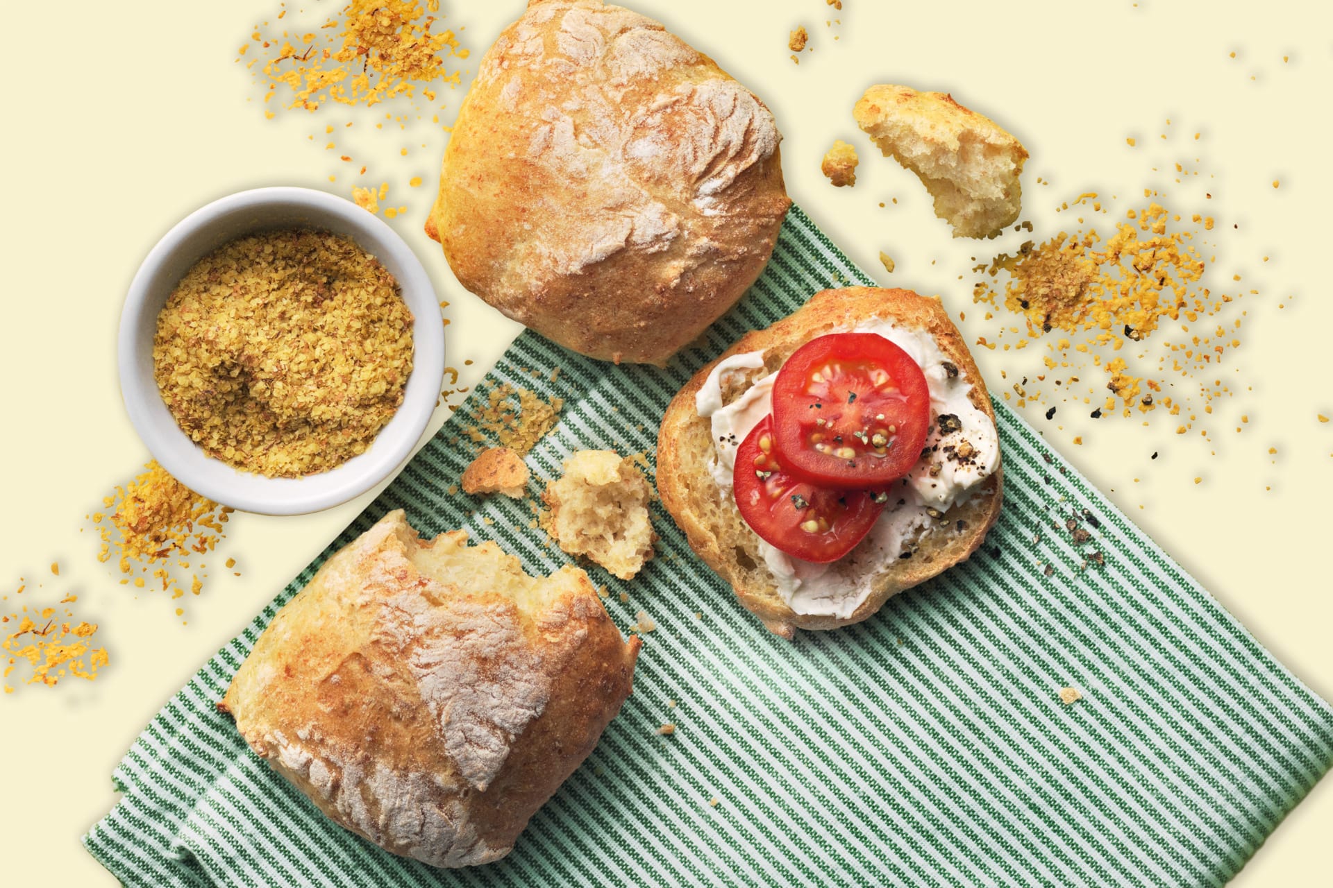 Frukostbullar med pålägg på handduk