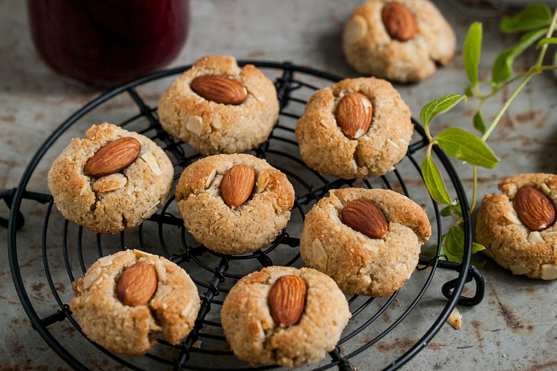Glutenfria mandel- och kardemummakakor upplagda på ett galler