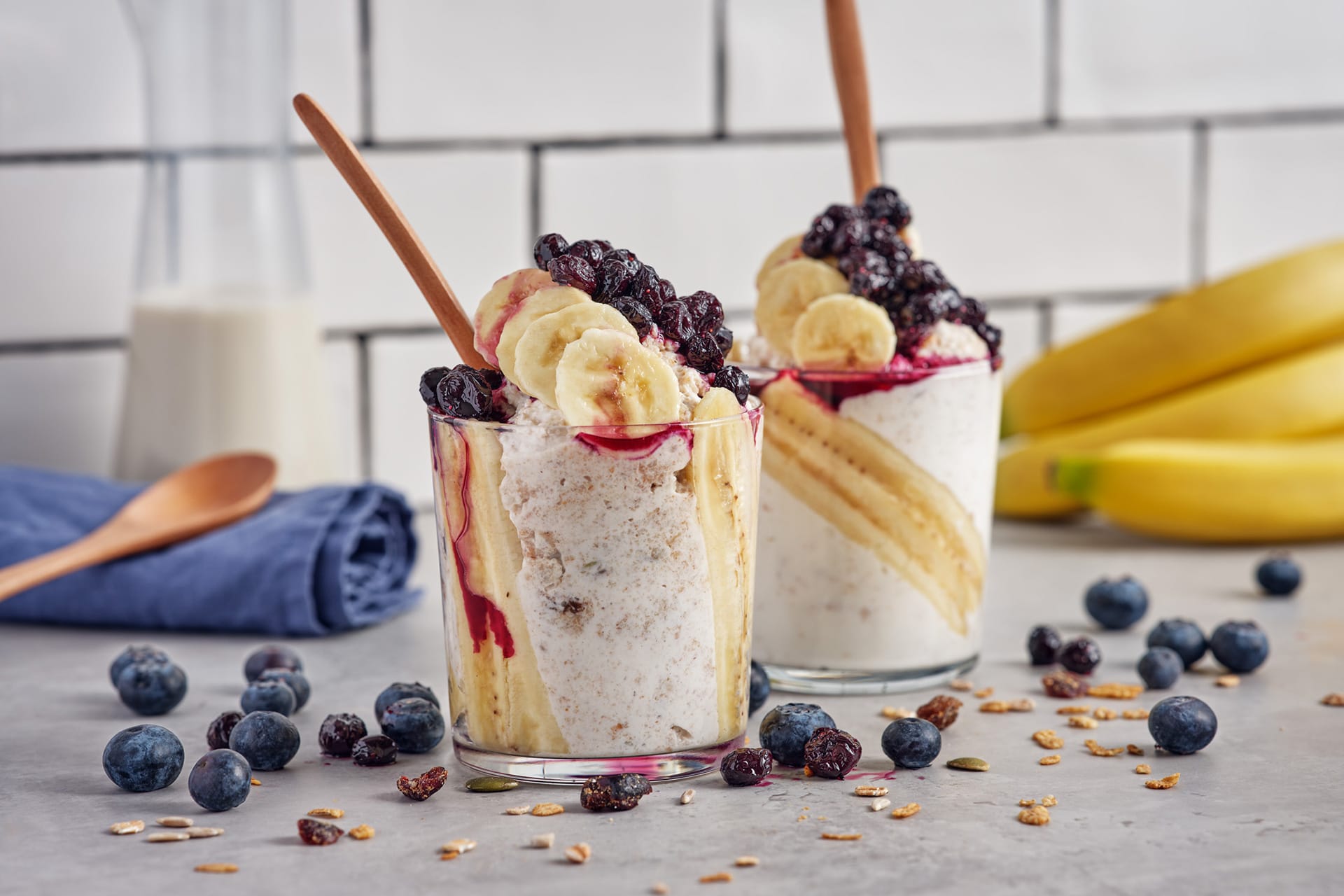Glas med overnight müsli med banan & blåbär